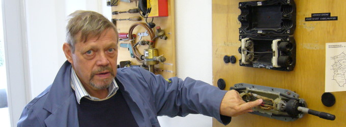 Rüdiger Radtke zeigt ein Erdkabel - Telefonmuseum Bochum