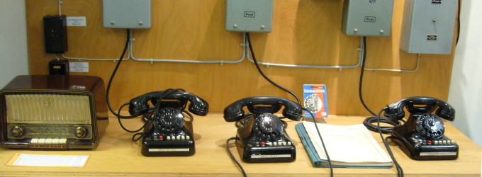 Reihenanlage mit drei Apparaten - Telefonmuseum Bochum